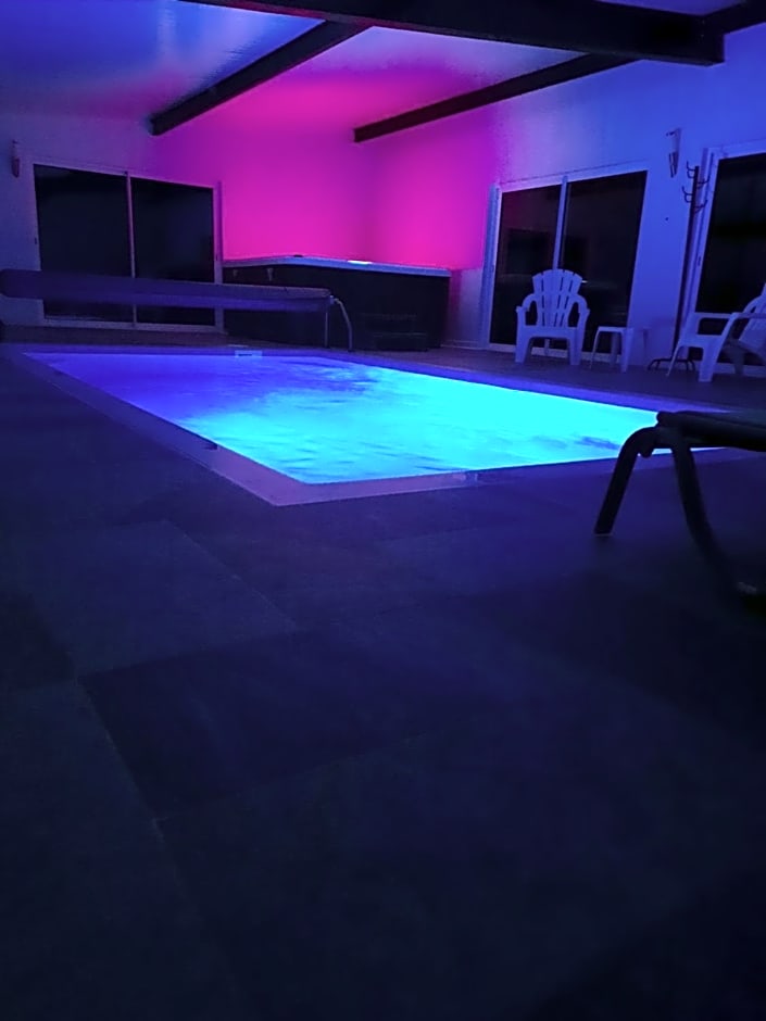 La ptite adresse Love Room 150 M2 Piscine Intérieure chauffé Privée & Spa Privée Parking Gratuit