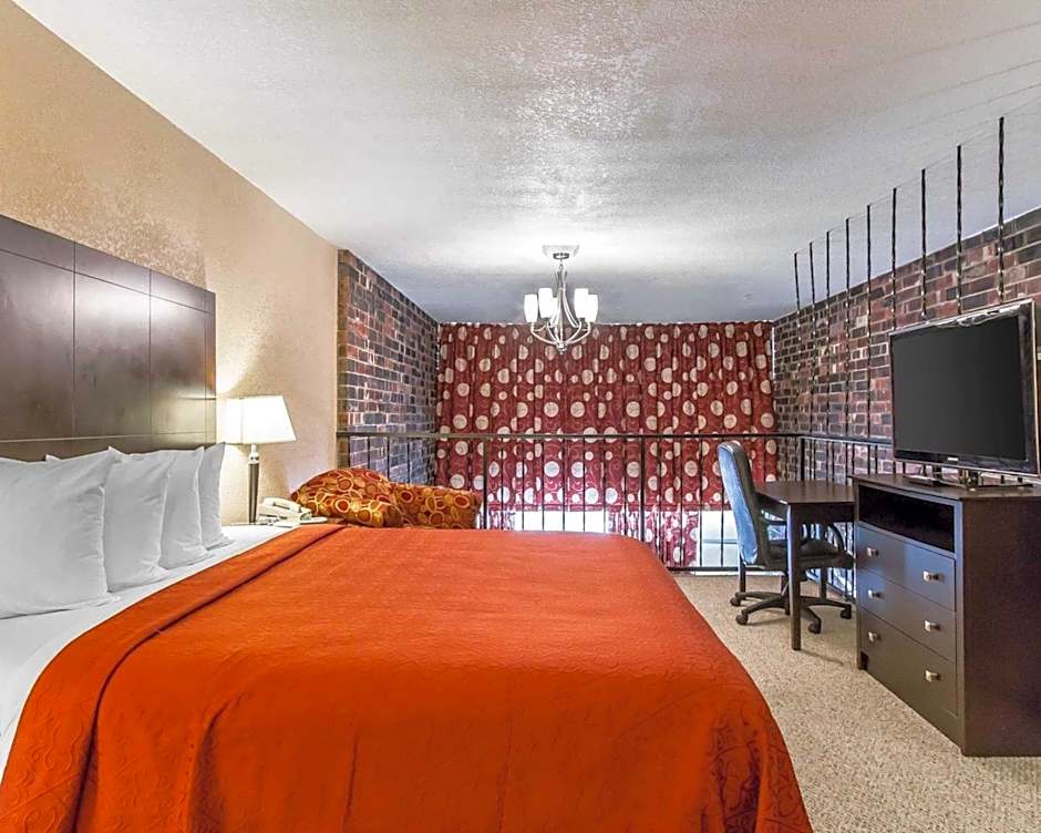 Quality Inn Ada near University