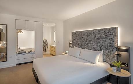 Interconnecting Townhouse Suite