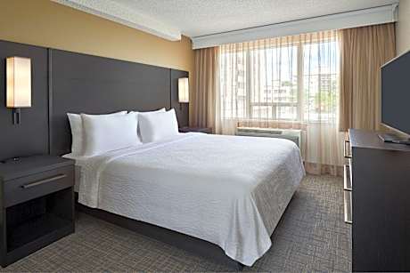 1 Bedroom Executive Suite, 1 King, Sofa bed, Corner room