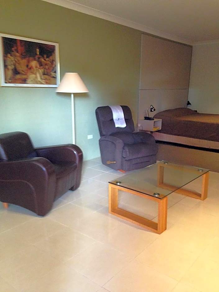 Francis Phillip Motor Inn and The Lodge