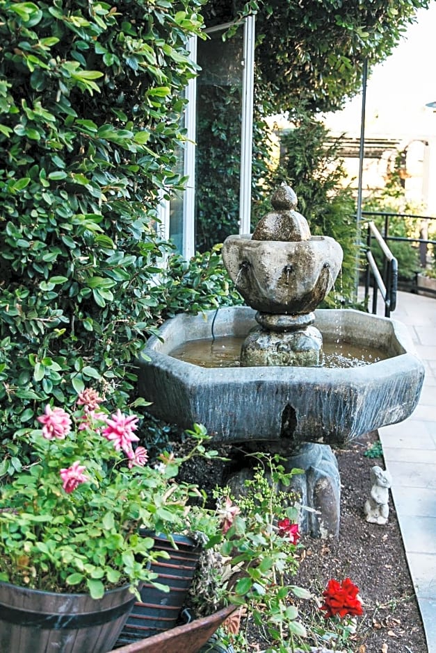 Seaside Laguna Inn & Suites