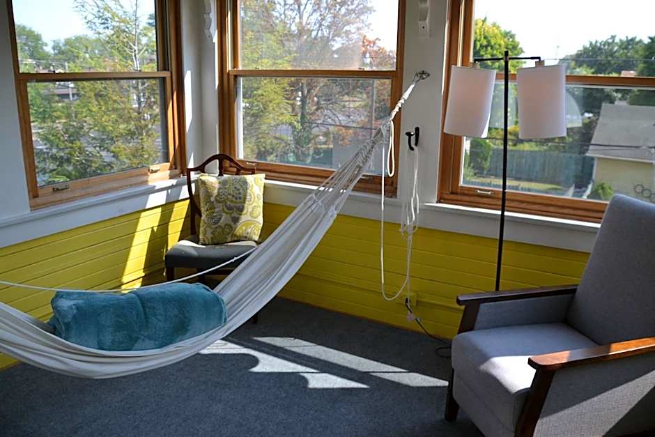 The Kings Throne Inn and Guest House