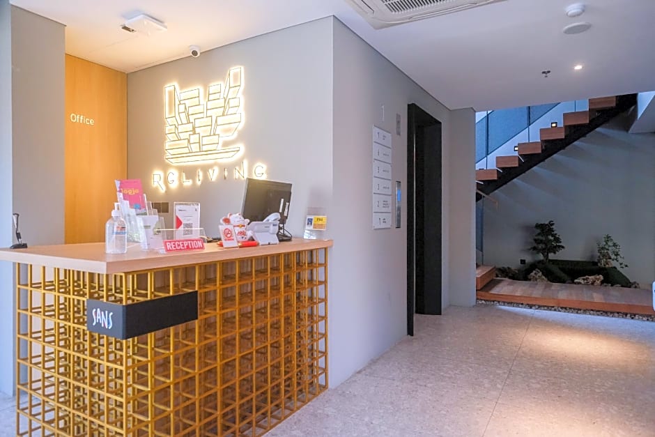 Sans Hotel RG Living Jogja by RedDoorz