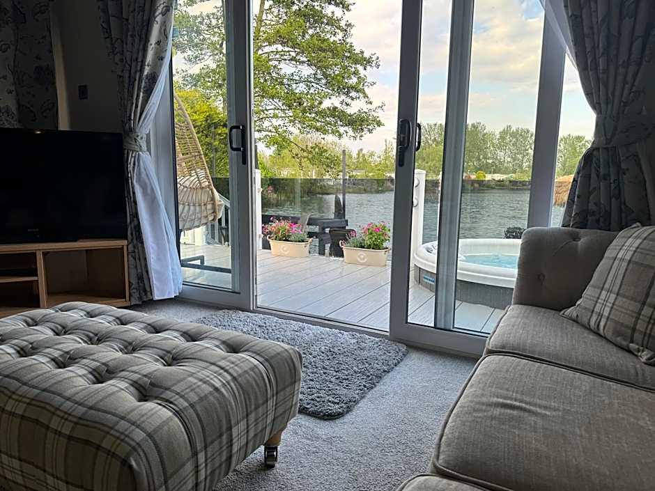 Lakeside Dorchester Lodge - Hot Tub with Fishing Peg