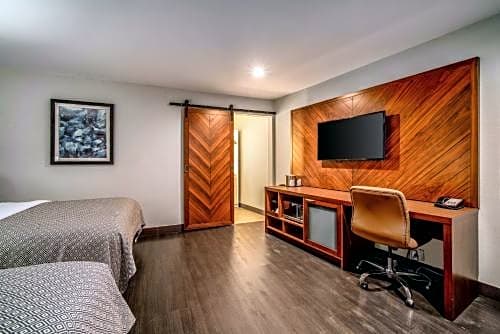 818 Hotel + Pool, Ascend Hotel Collection – Woodland Hills, CA