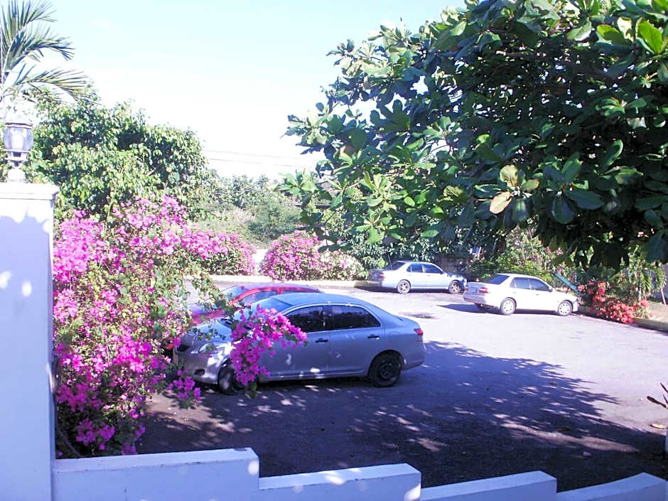 Pineapple Court Hotel