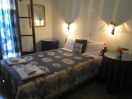 STANDARD DOUBLE/TWIN ROOM