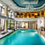 Queen'S Court Hotel & Residence