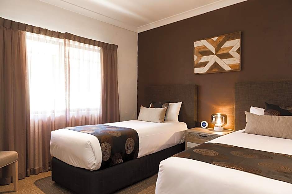 Blazing Stump Motel & Suites