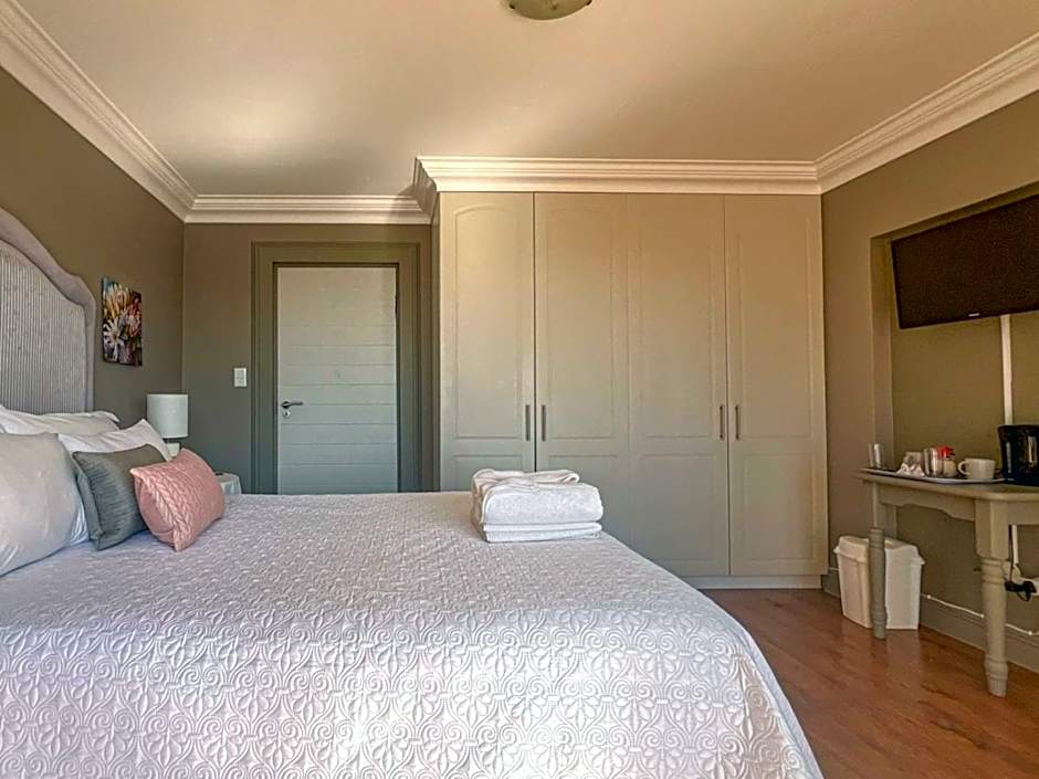 Photo 1 of 4 of 1 Queen Bed, Balcony