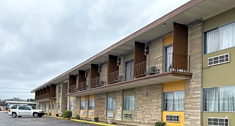 Travelodge by Wyndham Bloomington
