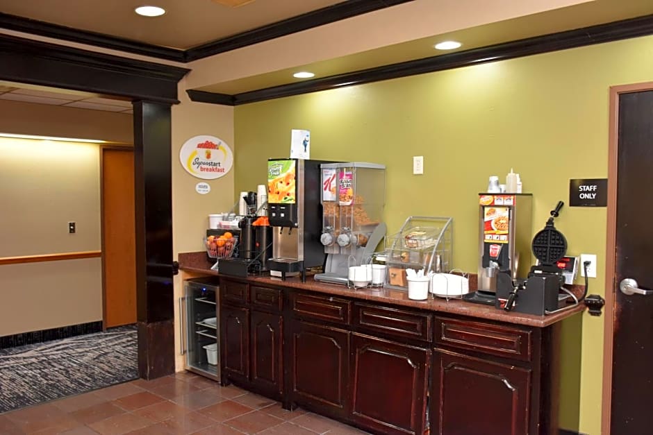 Super 8 by Wyndham Beaumont South I-10 & Walden Rd