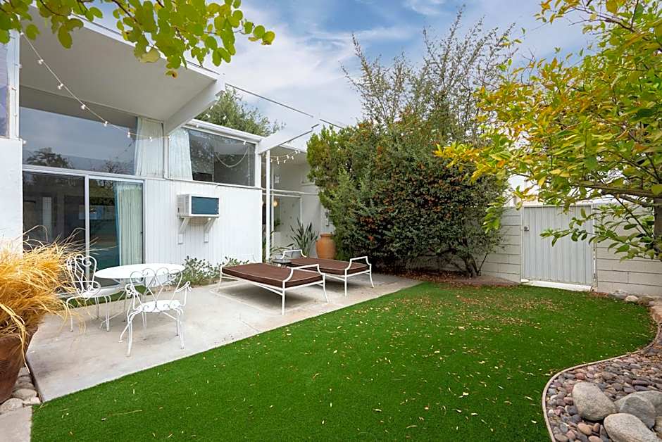 The Monkey Tree by AvantStay Mid-Century Modern Oasis with Pool