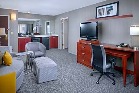 1 Bedroom 2 room Suite, 1 King, Sofa bed