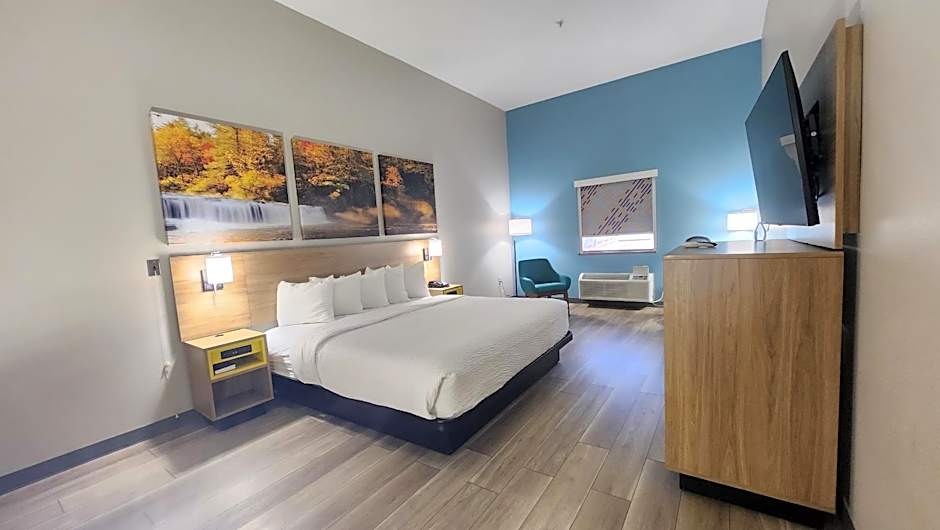 Days Inn & Suites by Wyndham Russellville