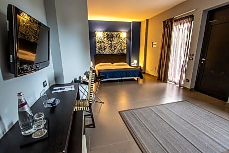 Family Suite (2 Adults + 1 Child)