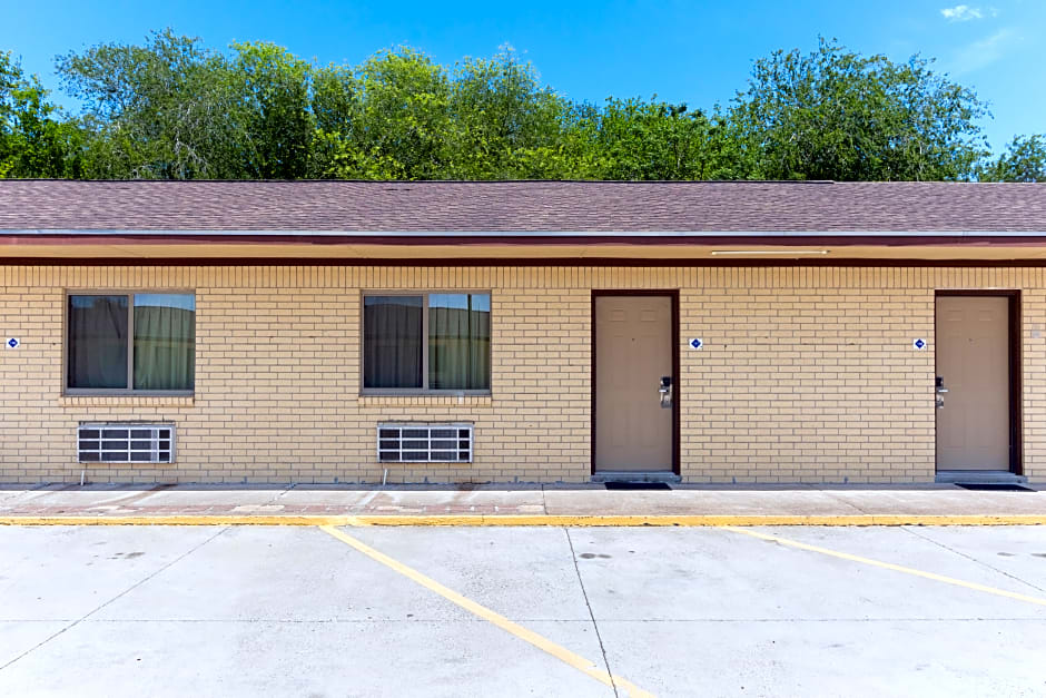 Freer Executive Inn & Studios by OYO