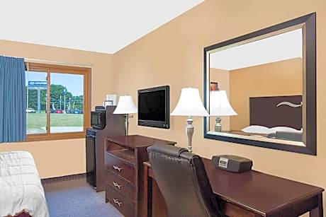 Queen Room - Mobility Access/Non-Smoking