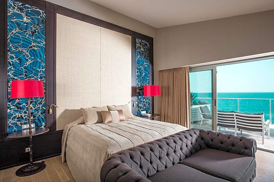 Charisma De Luxe Hotel