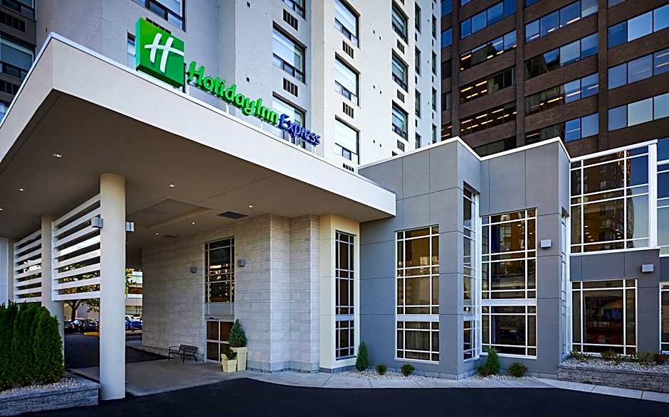 Photo 1 of 50 of Holiday Inn Express Windsor Waterfront By IHG