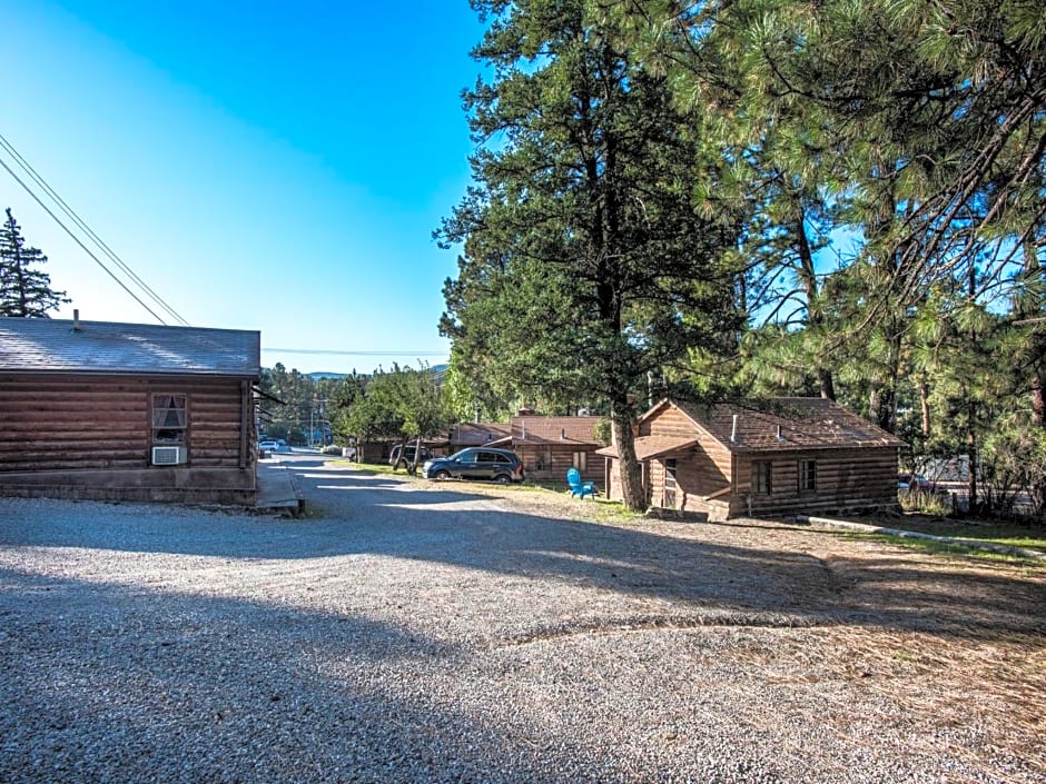 Pine Cabin, 2 Bedrooms, Fireplace, Midtown, Sleeps 6