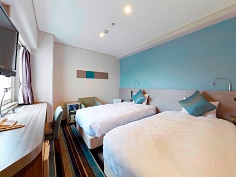 Corner Twin Room with Lounge Access ＆ Complimentary Light Breakfast - Non-Smoking
