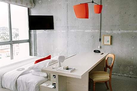 High-level Hollywood Hills View King