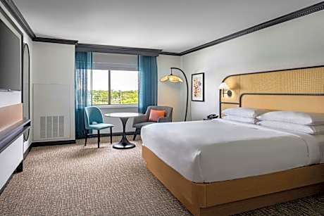 King Room with Club Lounge Access - High Floor/Mobility Accessible with Roll-in Shower