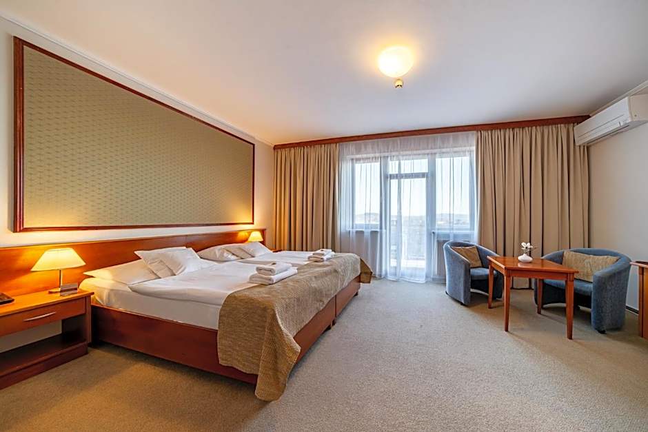 April hotel Panorama