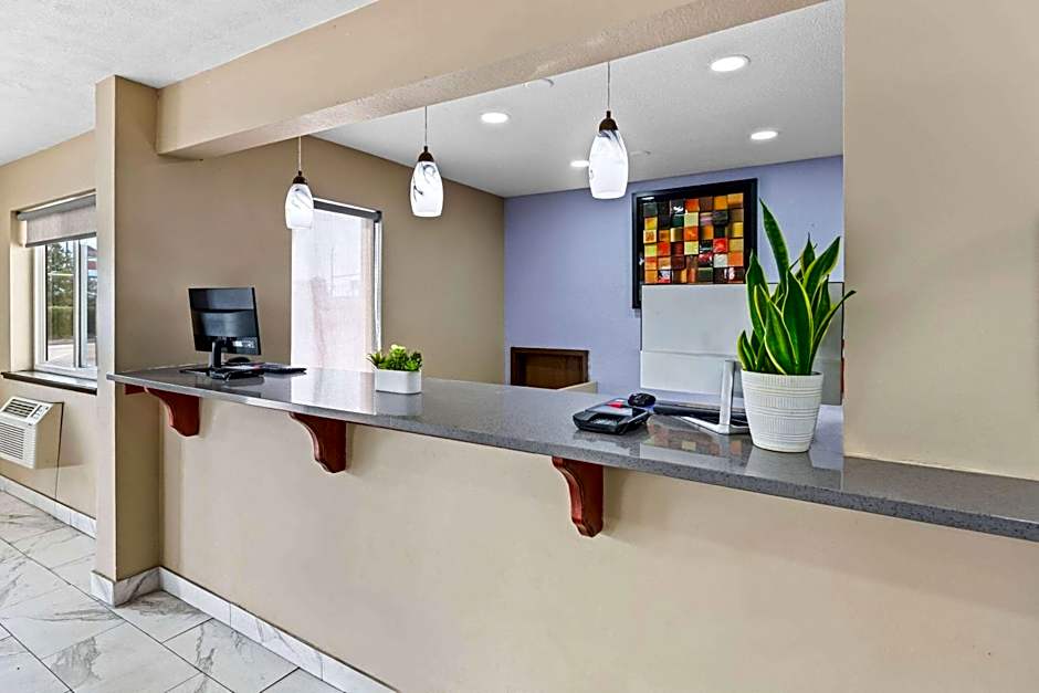 Super 8 by Wyndham Council Bluffs IA Omaha NE Area