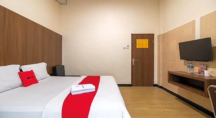 RedDoorz Plus near Ramayana Pematangsiantar
