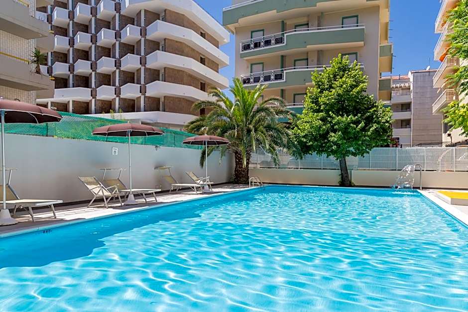 Hotel Plaza con piscina
