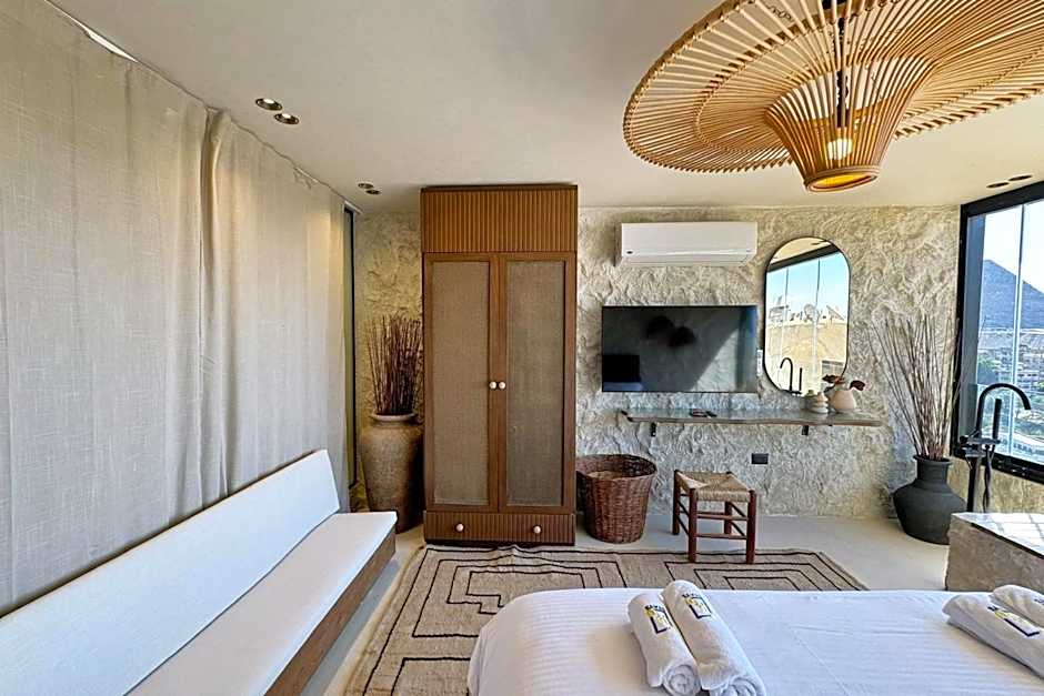 The 2 BDR Pyramids Vista w Bathtub