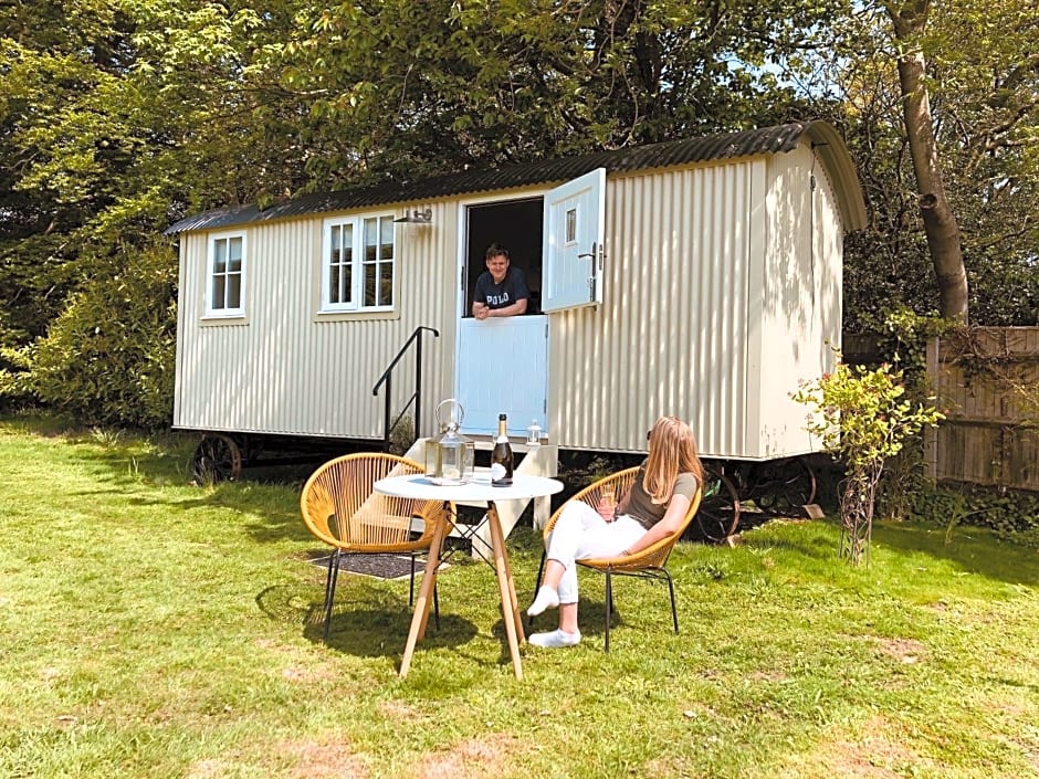 Somerleyton Meadows - The Hideaway Hut & Hot Tub