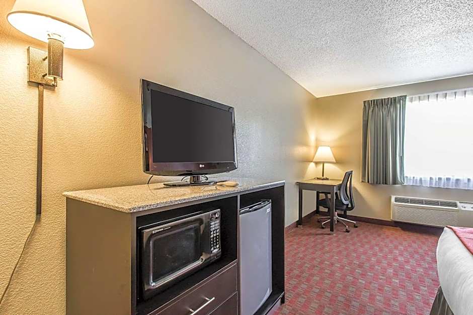 Quality Inn & Suites La Vergne