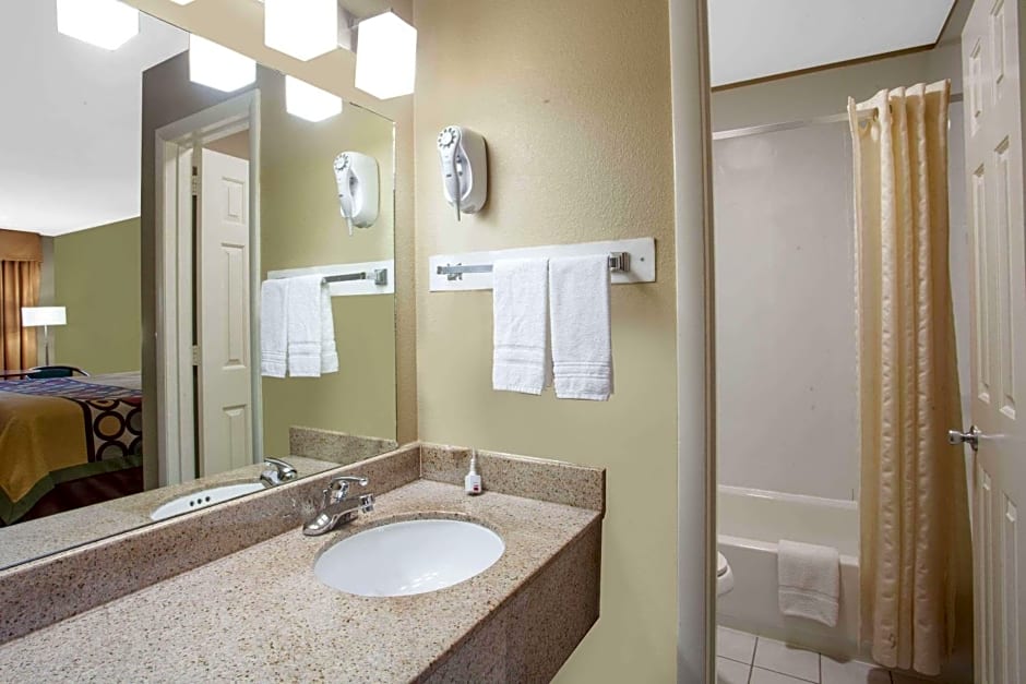 Super 8 by Wyndham Nashville West