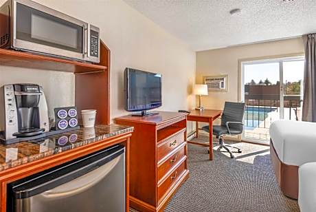 2 Queen Beds Pool View Non-Smoking