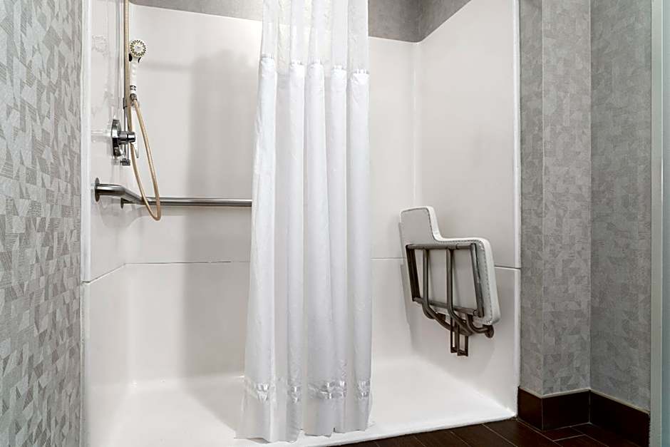 DoubleTree By Hilton Hotel Bradley International Airport