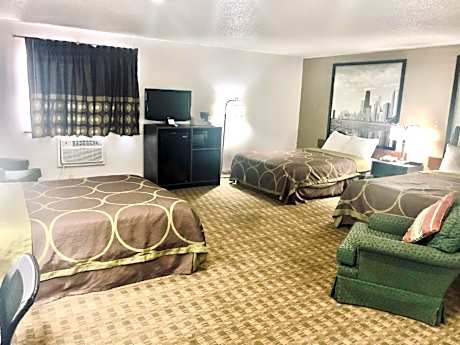 Studio Suite with Three Queen Beds - Non-Smoking