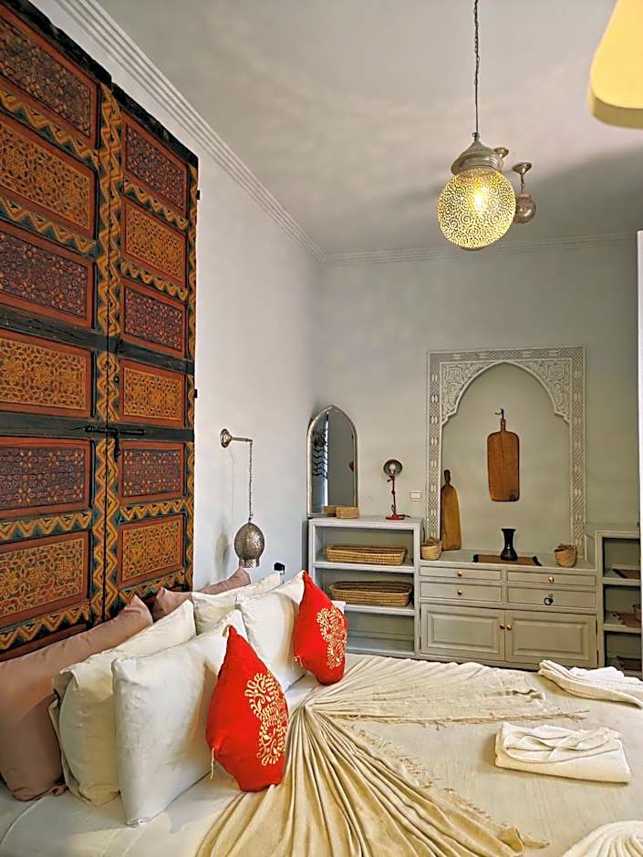 Riad Laly Tourisme Eclairé Le bijou de la medina