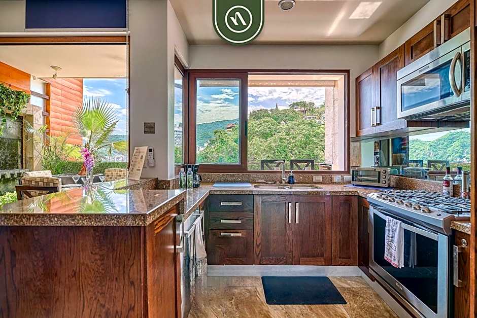 1 BR Condo - Amazing Sunsets Froom the Roof - Pool
