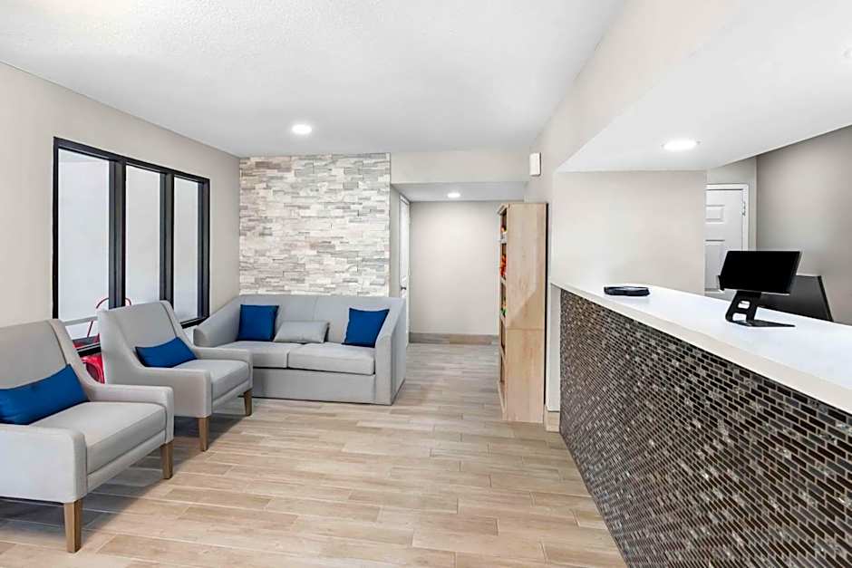 Econo Lodge Inn & Suites