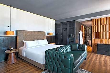 Suite, 1 King, Golf View