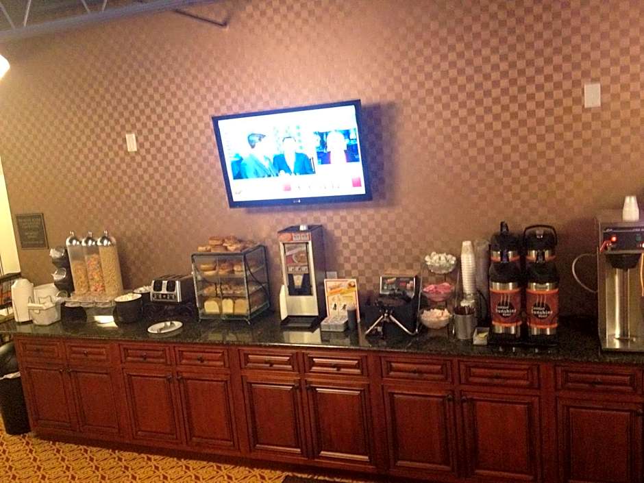 Aashram Hotel by Niagara River