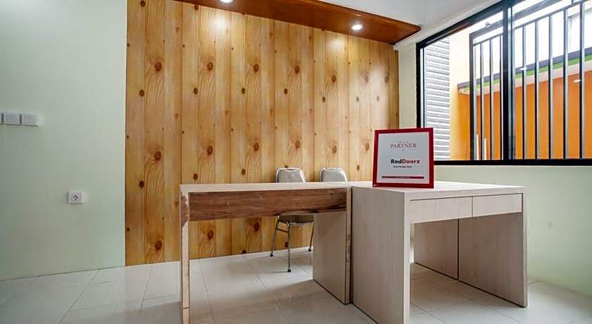 RedDoorz near Petra University 2