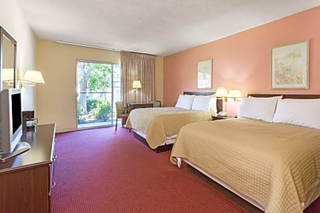 Upgraded 2 Queen Beds Smoking Room