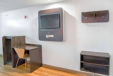 1 QUEEN BED | MOBILITY ACCESS RI SHWR NSMK