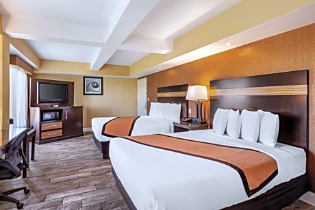 Queen Suite with Two Queen Beds and Spa Bath - Sofa Bed/Non-Smoking