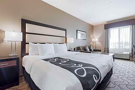 Deluxe King Suite with Mobility/Hearing Impaired Access - Non-Smoking